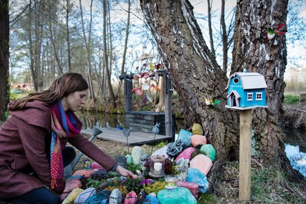 Jasmin Heyse (Sophie Lutz) trauert an der Gedenkstätte für ihre tote Tochter.