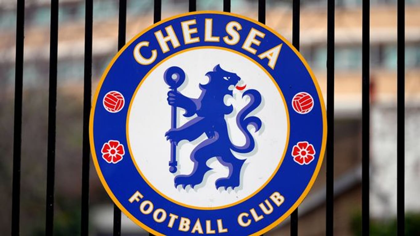 Das Logo des Fußballvereins Chelsea ist an einem Tor am Fußballstadion "Stamford Bridge" angebracht.