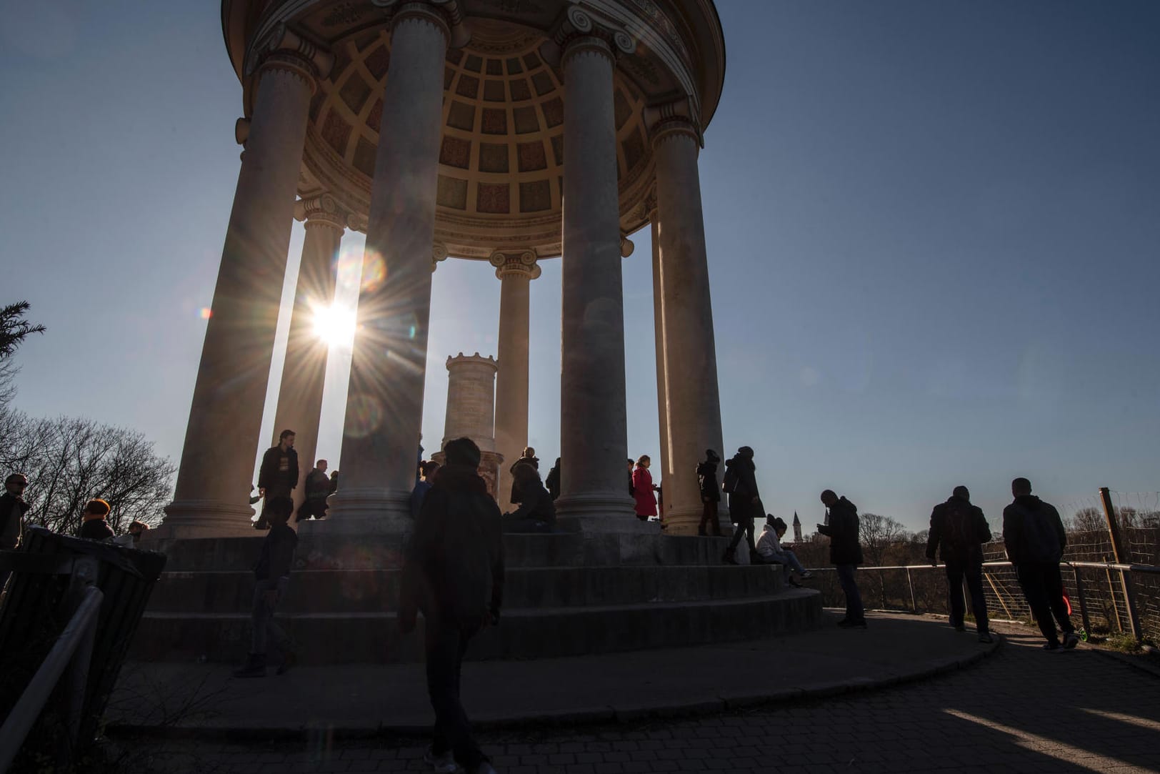 Sonne am Monopteros in München (Archivbild): So viele Sonnenstunden wie 2022 gab es in München im März noch nie.