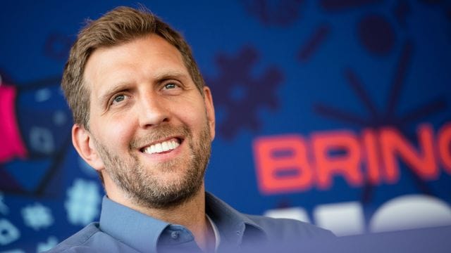 Dirk Nowitzki blickt während einer Pressekonferenz zur Basketball-EM 2022 in die Runde.