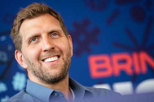 Dirk Nowitzki blickt während einer Pressekonferenz zur Basketball-EM 2022 in die Runde.