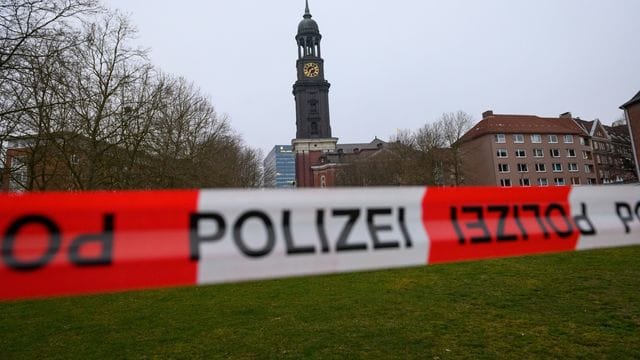 Der Bereich um den Michel ist weiträumig abgesperrt.
