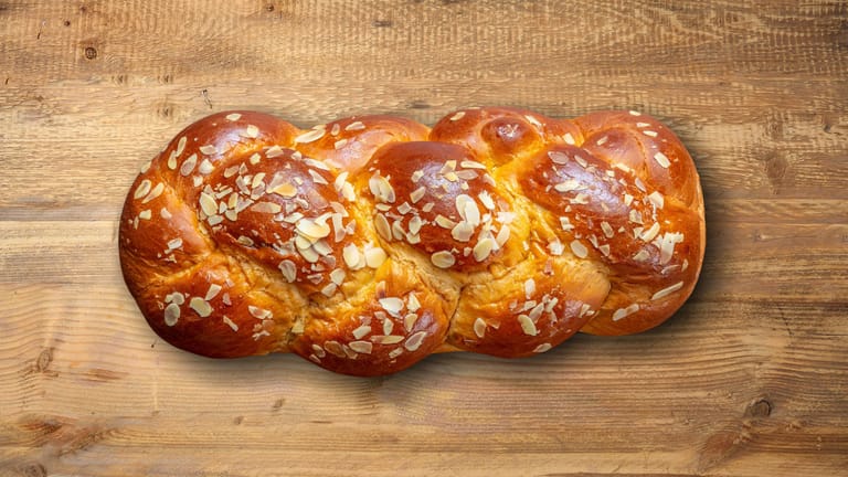 Osterbrot: Hefe löst einen Gärungsprozess aus. Dadurch vergrößert sich das Volumen des Teigs.