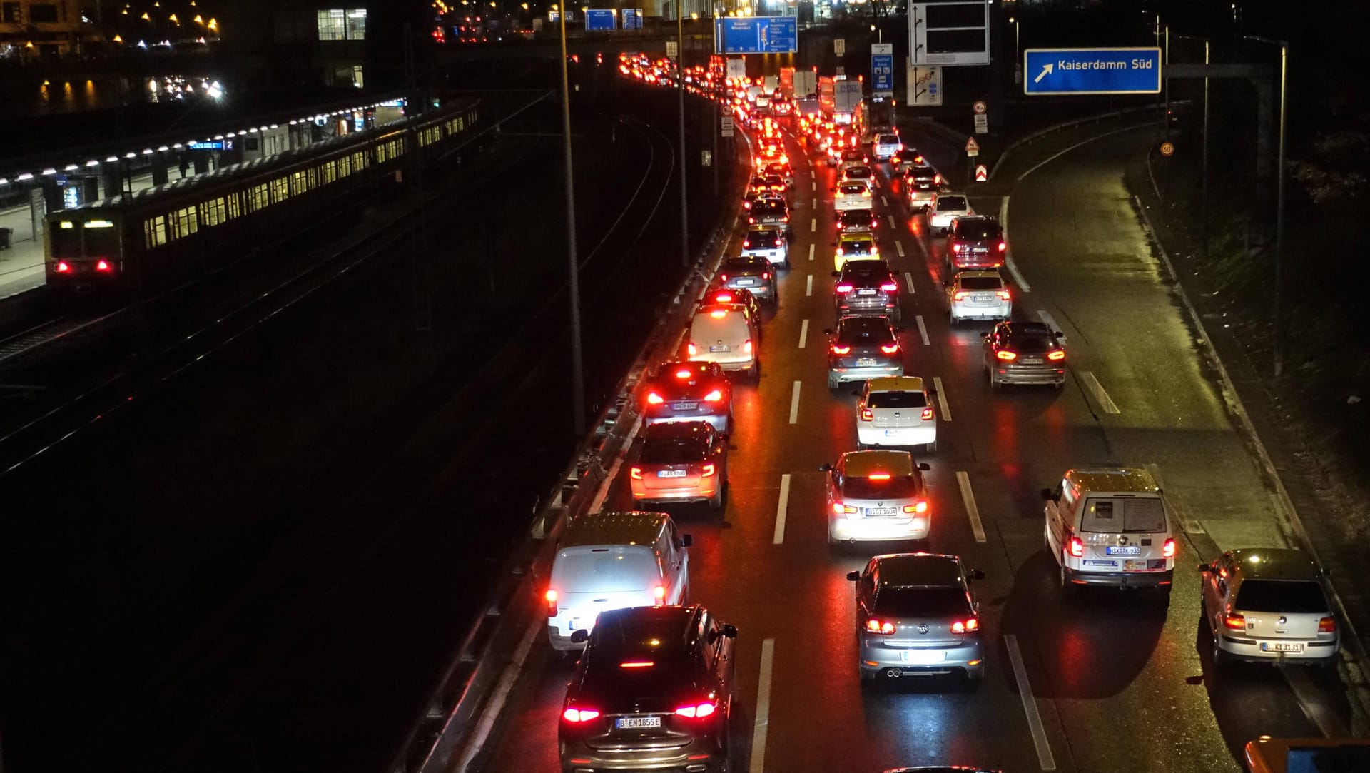 Stau auf der A100 (Symbolbild): Vom Senat wird der geplante Ausbau scharf kritisiert.