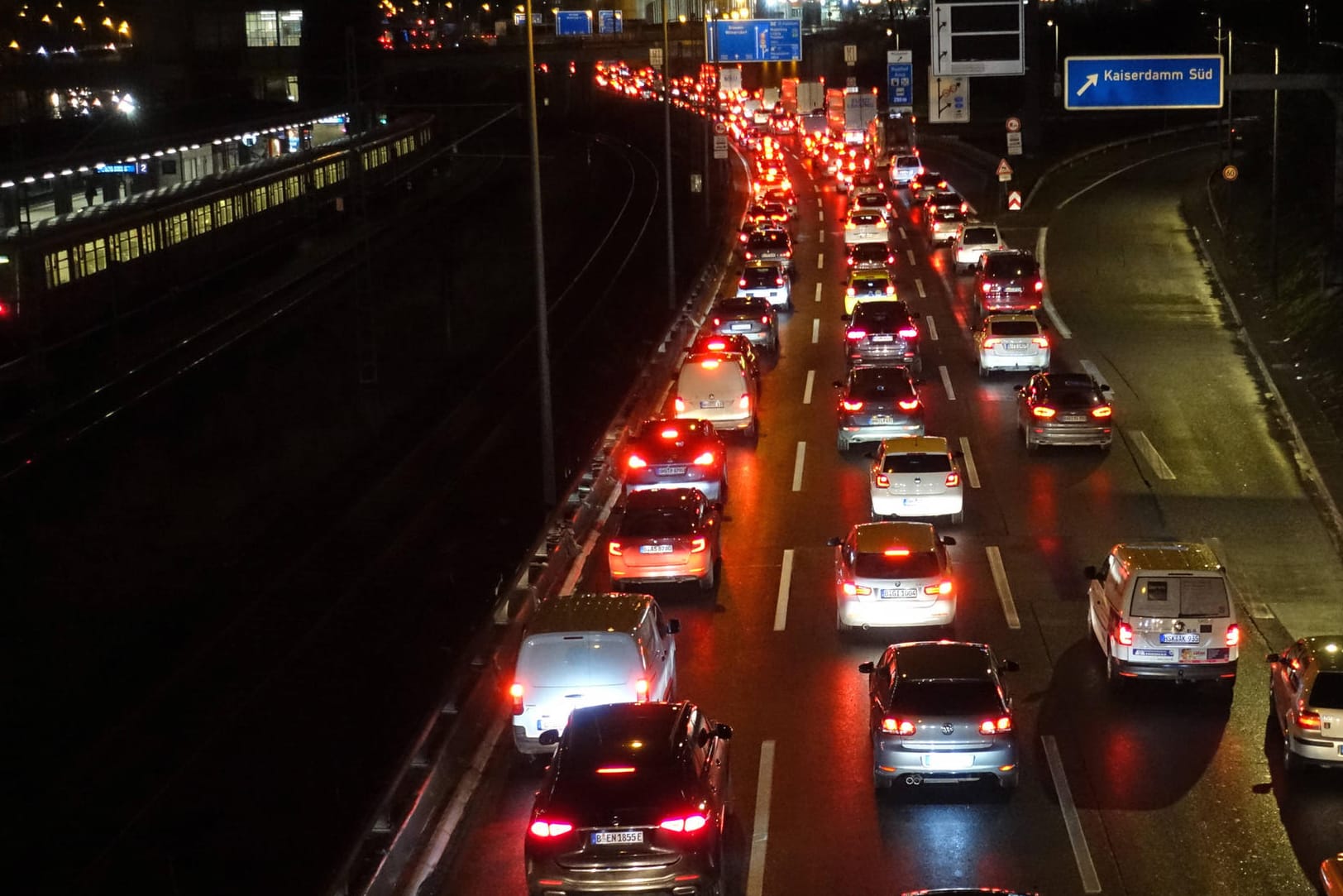 Stau auf der A100 (Symbolbild): Vom Senat wird der geplante Ausbau scharf kritisiert.