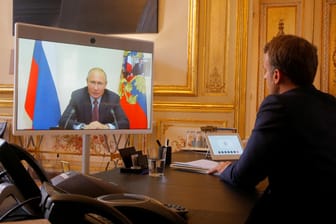 Frankreichs Präsident Emmanuel Macron in einer Videokonferenz mit Russlands Präsidenten Wladimir Putin: Sie beraten heute erneut.