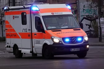 Rettungswagen im Einsatz (Symbolbild): Bei einem Autounfall kommt ein Radfahrer schwerverletzt ins Krankenhaus.