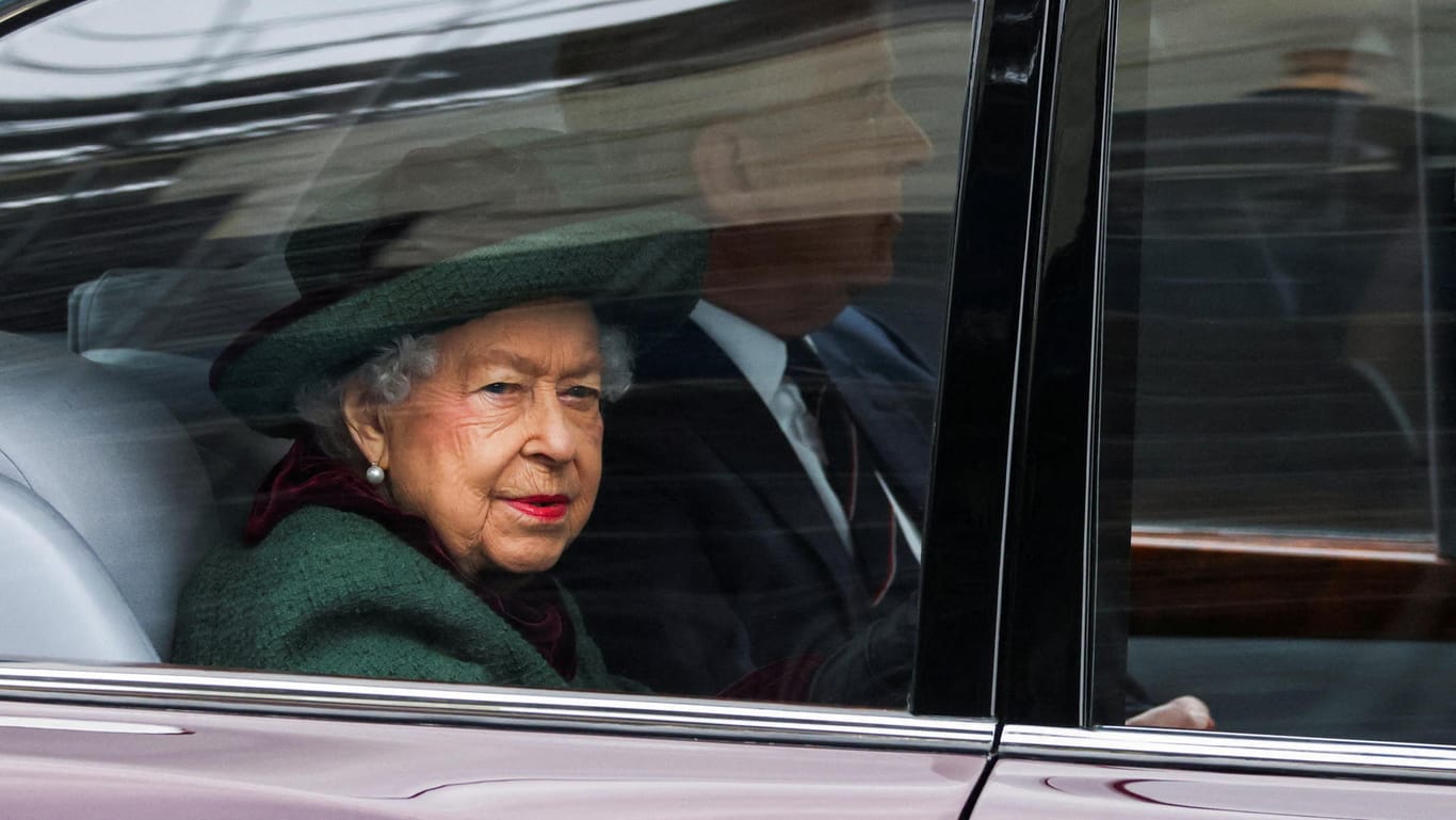 Queen Elizabeth mit Prinz Andrew: Viele weitere Gäste nahmen an dem Gottesdienst für Prinz Philip teil.