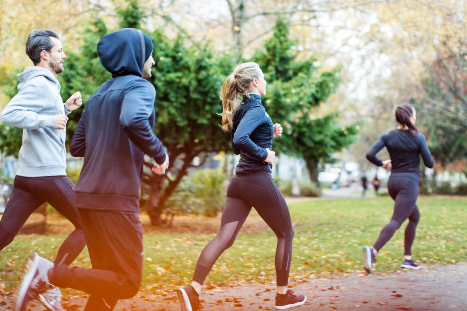 Sportmode im Sale: Sichern Sie sich Jogginghosen, Trainingsanzüge und Co. zu stark reduzierten Preisen.