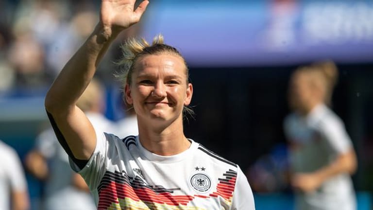 Deutschlands Alexandra Popp winkt nach einem Spiel den Zuschauern zu.