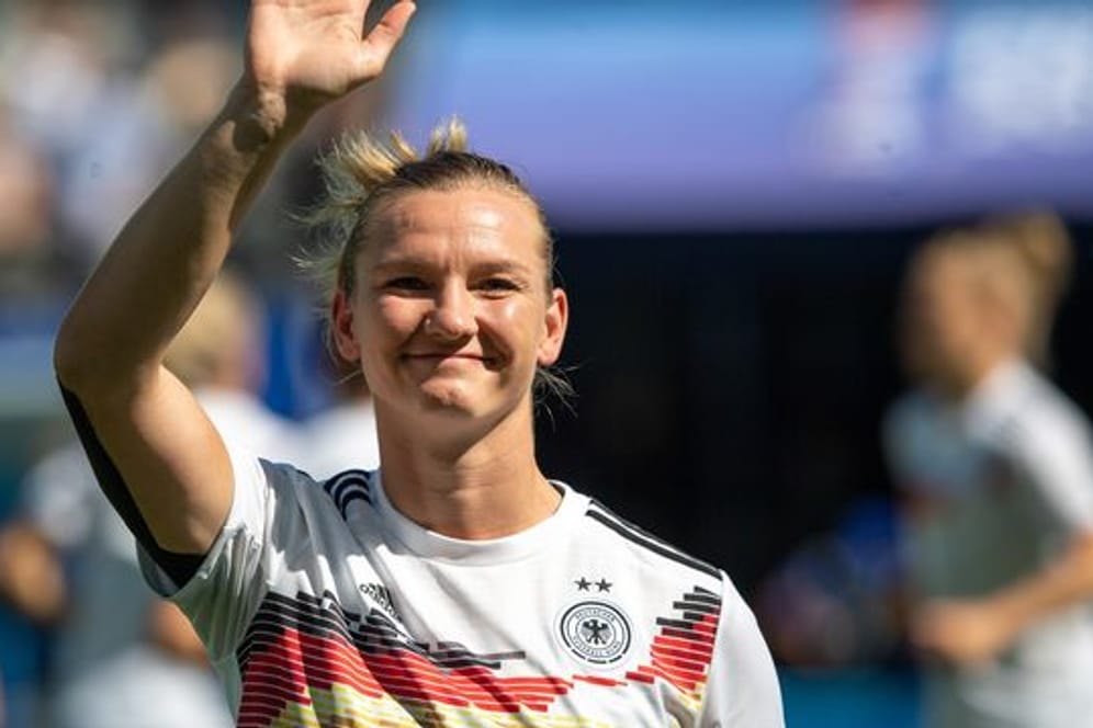 Deutschlands Alexandra Popp winkt nach einem Spiel den Zuschauern zu.