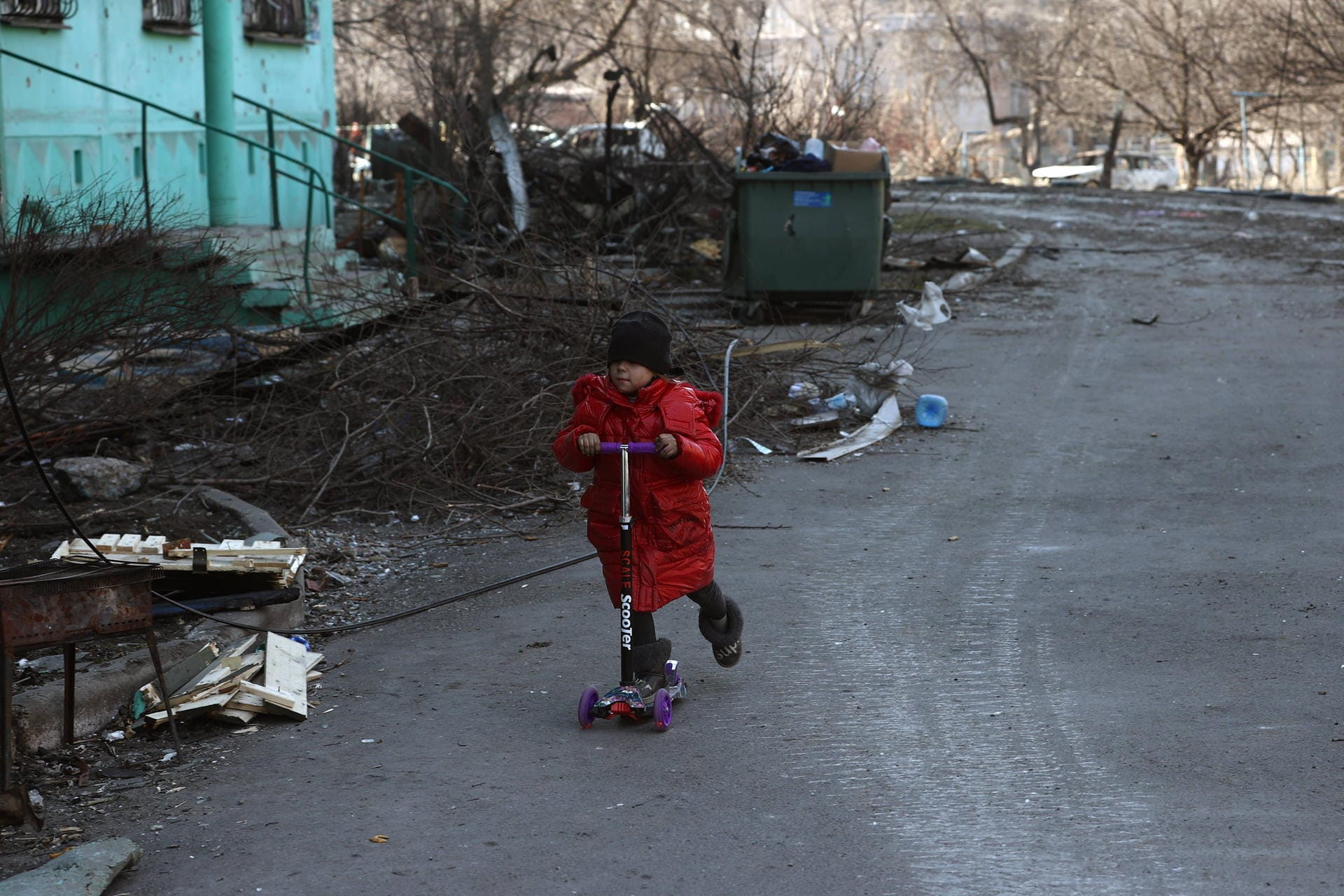 Ein Kind fährt mit dem Roller durch die Straßen von Mariupol: Vor wenigen Wochen herrschte in der Hafenstadt noch normaler Alltag, nun ist vieles zerstört.