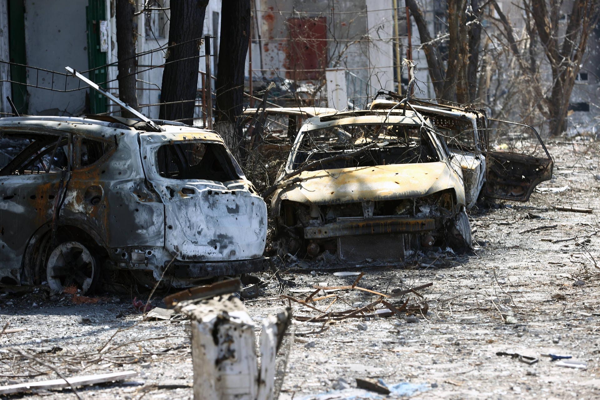 Verbrannte Autos in Mariupol: Zehntausende Menschen haben ihr Zuhause verloren und sind aus der Stadt geflohen. Die Flucht ist jedoch nicht ungefährlich – immer wieder kommt es zu Angriffen auf Zivilisten. Die russische Armee bestreitet, Zivilisten gezielt anzugreifen.