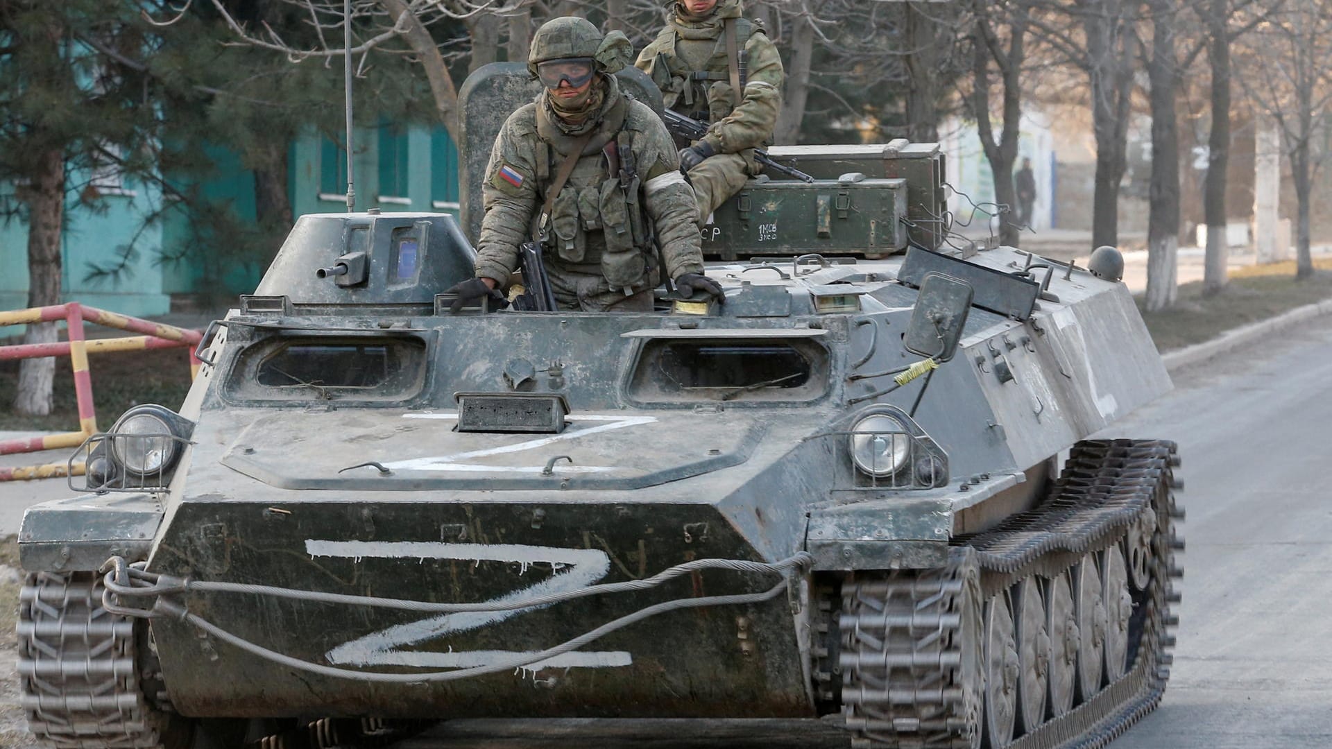 Pro-russische Truppen fahren mit einem Militärfahrzeug auf dem der Buchstabe "Z" steht (Archivbild): Das "Z"-Symbol gilt als Zeichen der Untersützung des Krieges. Pro-russische Truppen fahren mit einem Militärfahrzeug auf dem der Buchstabe "Z" steht (Archivbild): Das "Z"-Symbol gilt als Zeichen der Untersützung des Krieges.