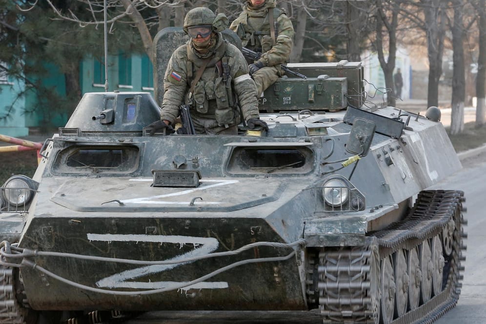 Pro-russische Truppen fahren mit einem Militärfahrzeug auf dem der Buchstabe "Z" steht (Archivbild): Das "Z"-Symbol gilt als Zeichen der Untersützung des Krieges.