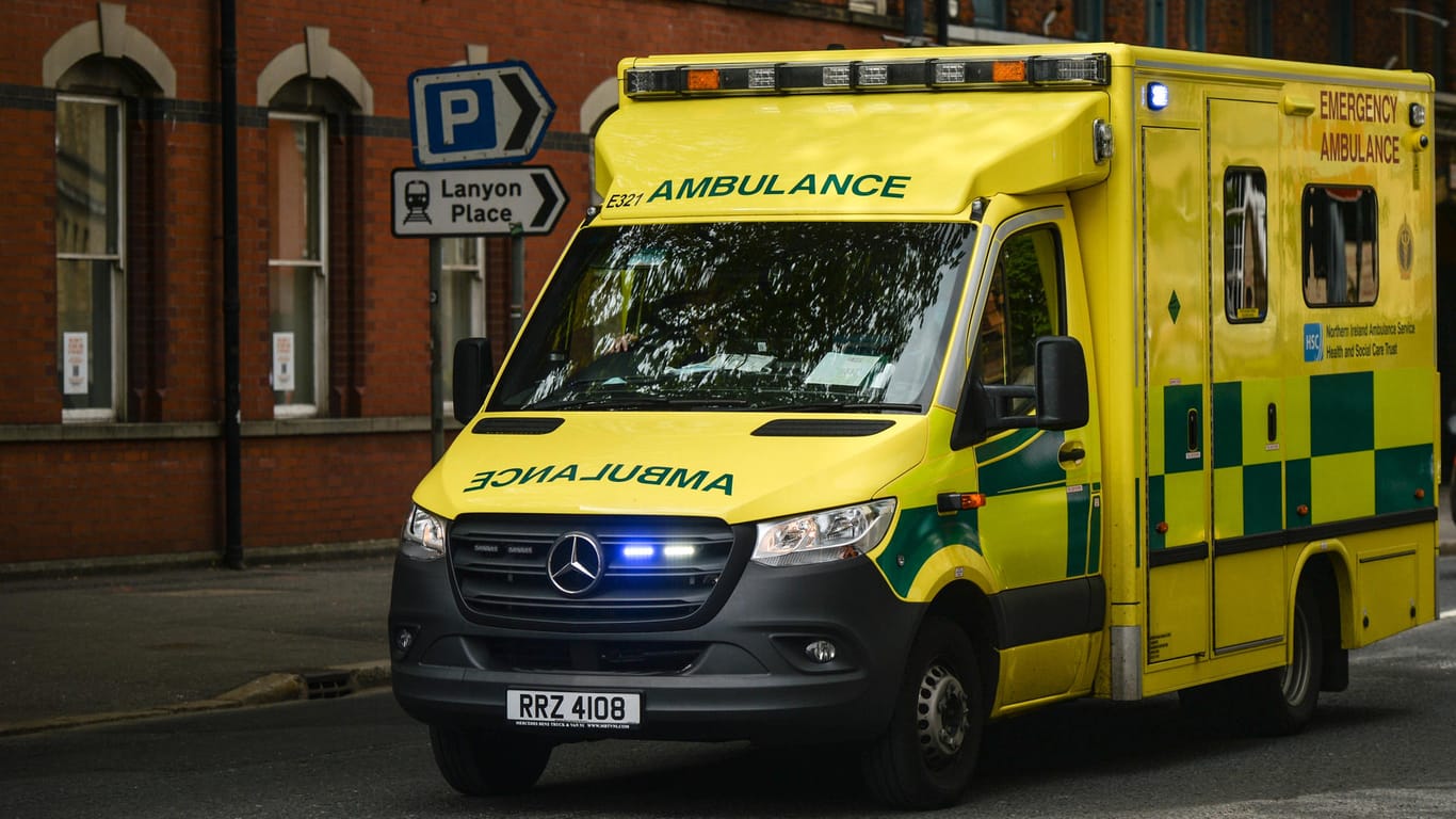 Rettungswagen in Großbritannien (Symbolbild): Im englischen Essex versuchten Sanitäter, das Leben eines Siebtklässlers zu retten – doch sie blieben erfolglos.