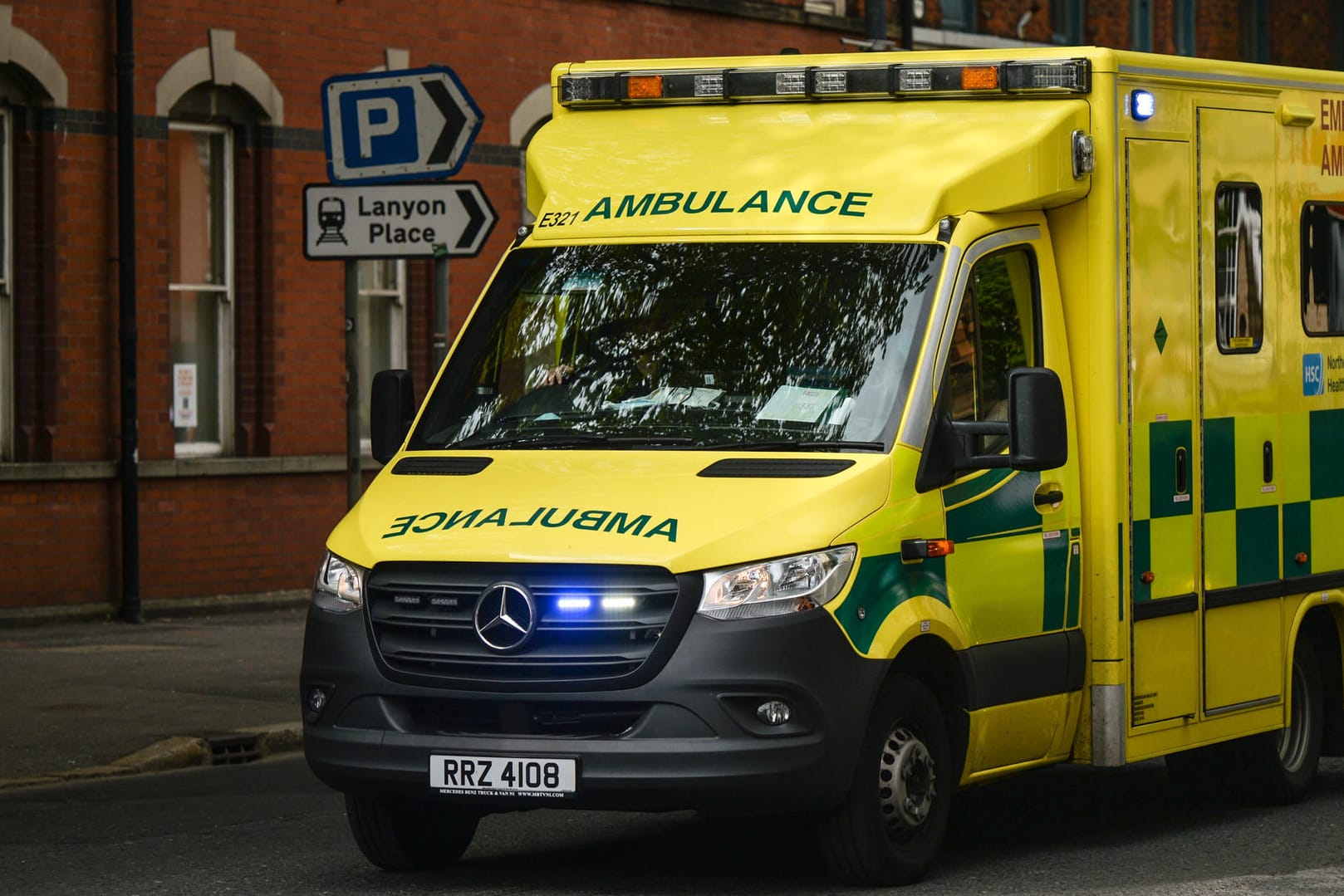 Rettungswagen in Großbritannien (Symbolbild): Im englischen Essex versuchten Sanitäter, das Leben eines Siebtklässlers zu retten – doch sie blieben erfolglos.