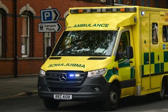Rettungswagen in Großbritannien (Symbolbild): Im englischen Essex versuchten Sanitäter, das Leben eines Siebtklässlers zu retten – doch sie blieben erfolglos.