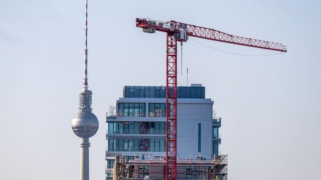 Die Regierung will neuen Wohnraum schaffen - auf dem Land und in der Stadt.