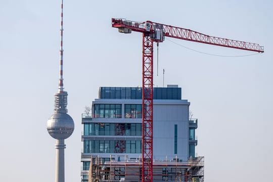 Die Regierung will neuen Wohnraum schaffen - auf dem Land und in der Stadt.