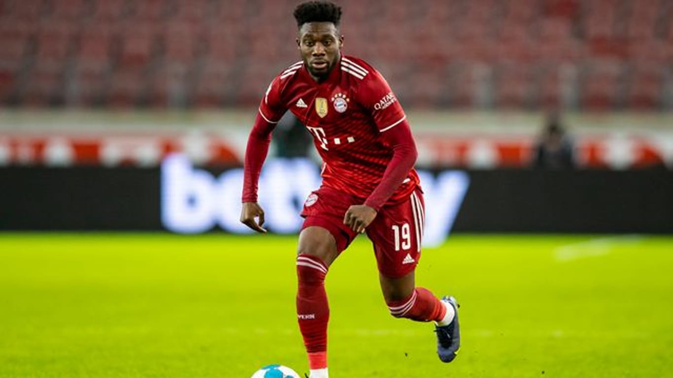 Münchens Alphonso Davies (im Bild) wie auch Dortmunds Mahmoud Dahoud unterstützen die Kampagne "Fußball für die Ukraine".