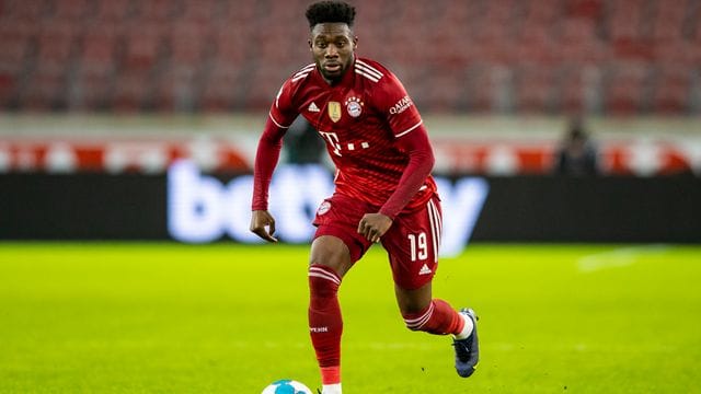 Münchens Alphonso Davies (im Bild) wie auch Dortmunds Mahmoud Dahoud unterstützen die Kampagne "Fußball für die Ukraine".