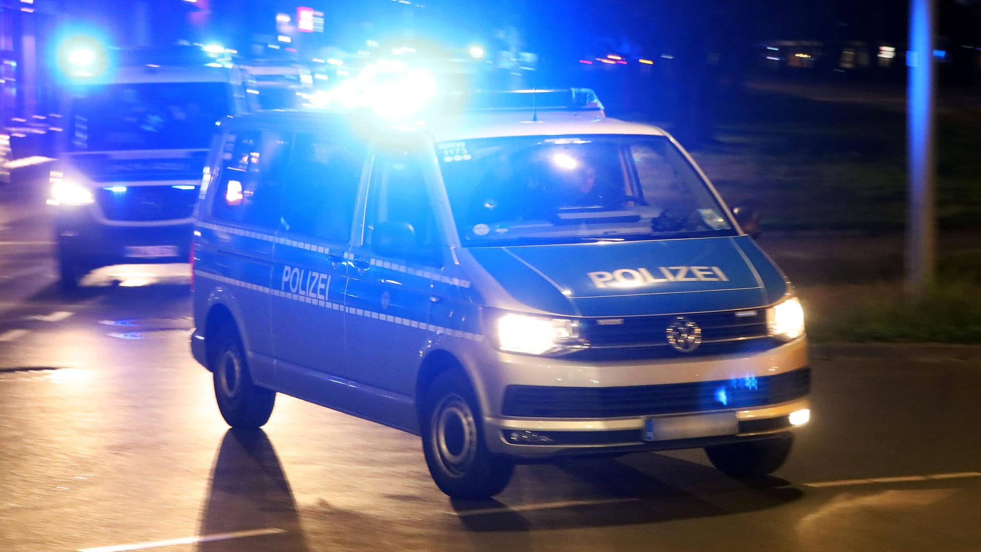 Polizei nachts im Einsatz (Symbolbild): Bei der Abi-Feier in einem Berliner Park mussten 15 Polizeiwägen als Verstärlung anrücken.