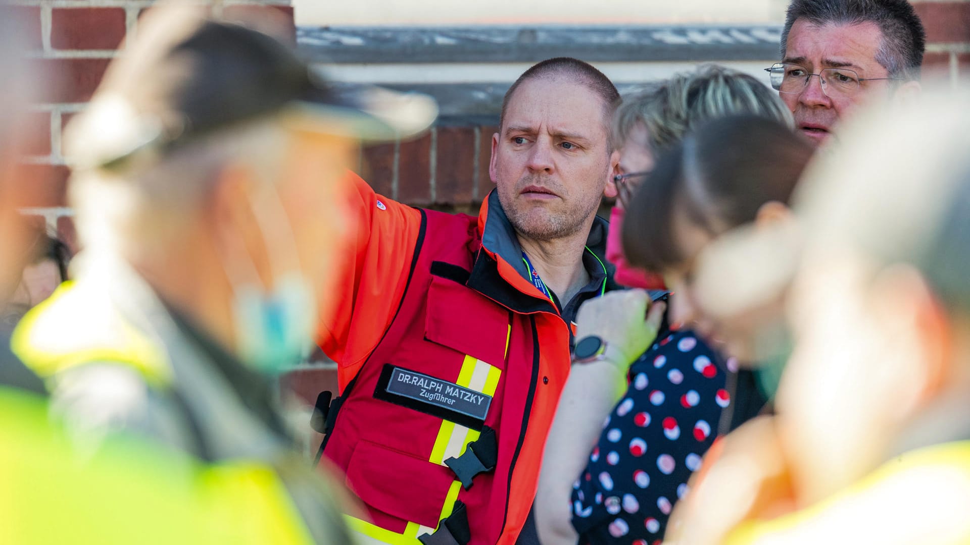 Ein Arzt des Roten Kreuz im Einsatz: Statt sich von ihrer Organisation bezahlen zu lassen, können Helfer ihre Vergütung spenden.
