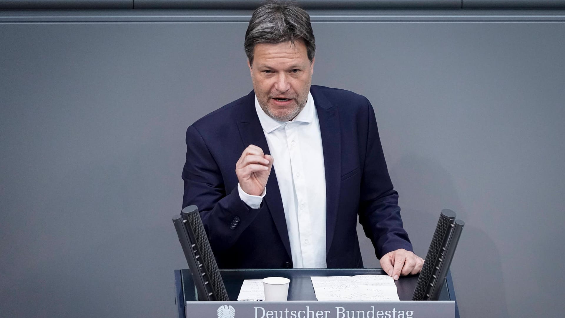 Wirtschaftsminister Robert Habeck bei einer Rede im Bundestag (Archivbild): Berichten zu Folge arbeitet sein Haus an einer Vorlage zur stärkeren Überprüfung von Raffinerien und Großhandel.