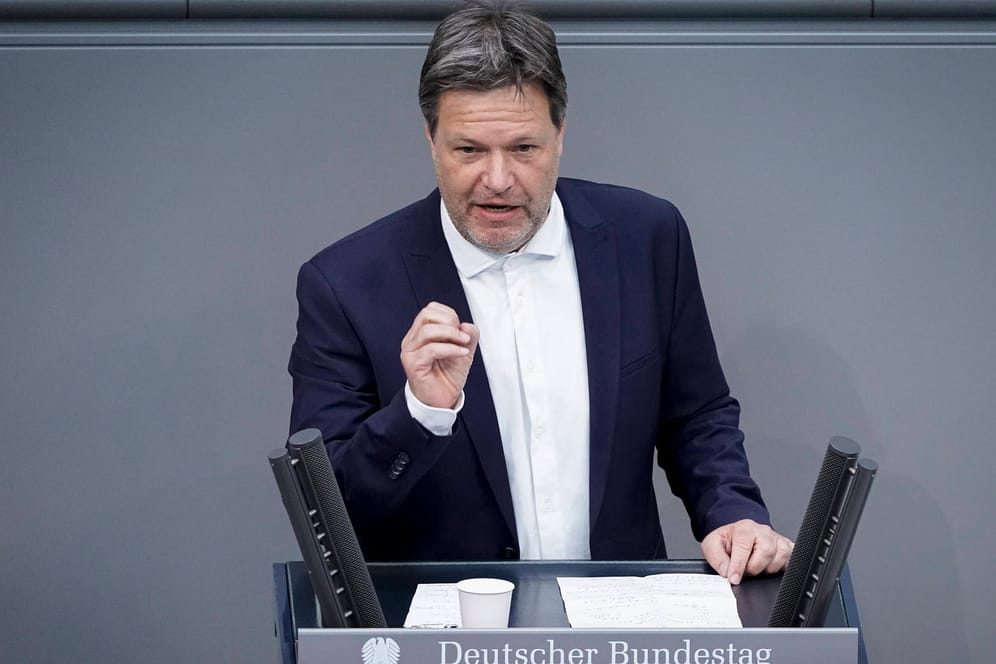Wirtschaftsminister Robert Habeck bei einer Rede im Bundestag (Archivbild): Berichten zu Folge arbeitet sein Haus an einer Vorlage zur stärkeren Überprüfung von Raffinerien und Großhandel.