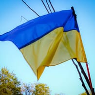 Ukrainische Fahne: Aus Solidarität hissen einige die ukrainische Flagge im eigenen Garten.