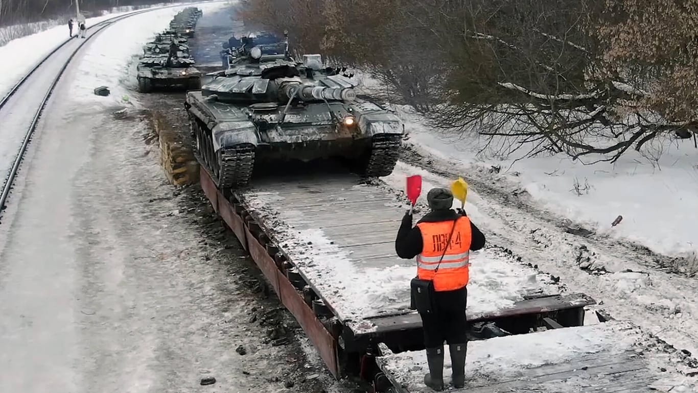 Ein Zug mit russischen Panzern auf dem Weg Richtung Westen: "Diese Linien zu unterbrechen, könnte unsere Situation dramatisch verbessern". (Archivfoto)