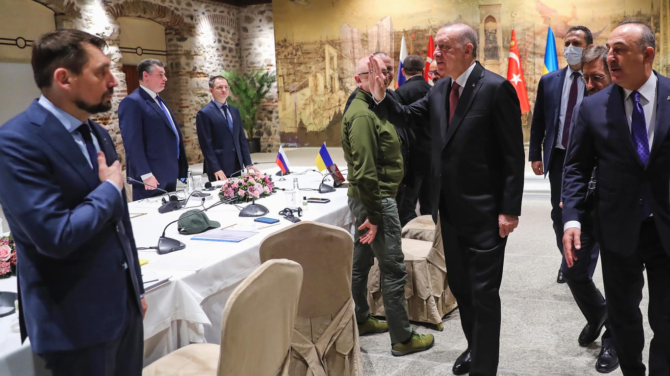 Der türkische Präsident begrüßt die russische und die ukrainische Delegation: Vor dem Treffen hatte der ukrainische Außenminister eine Warnung ausgesprochen.