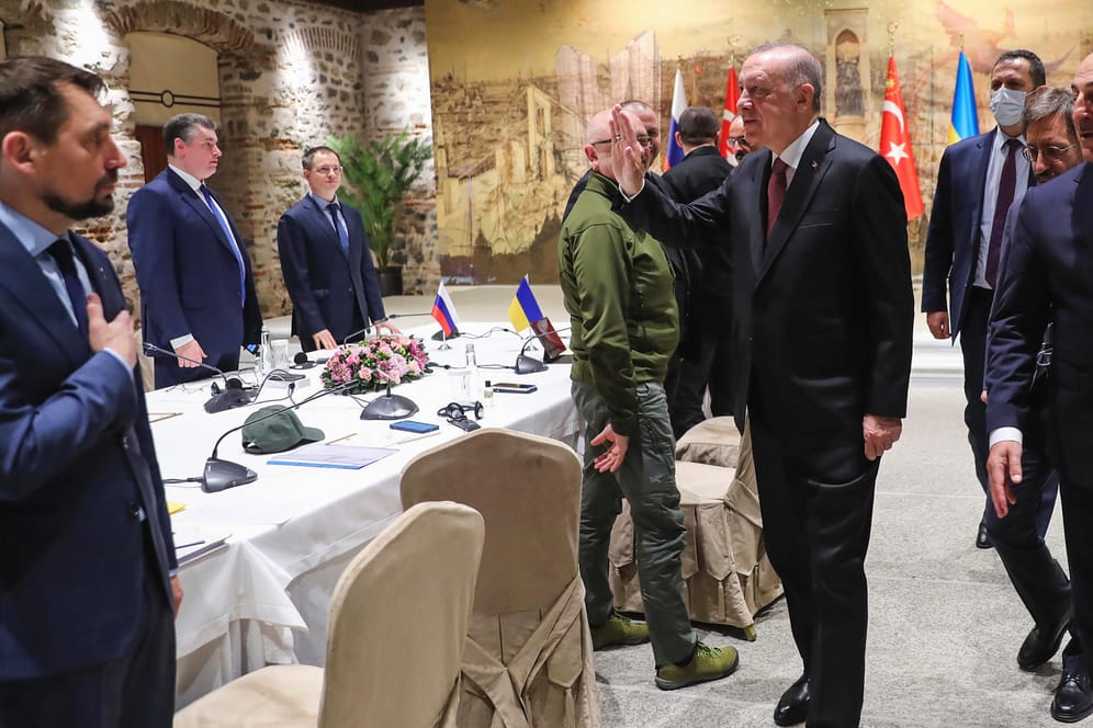 Der türkische Präsident begrüßt die russische und die ukrainische Delegation: Vor dem Treffen hatte der ukrainische Außenminister eine Warnung ausgesprochen.
