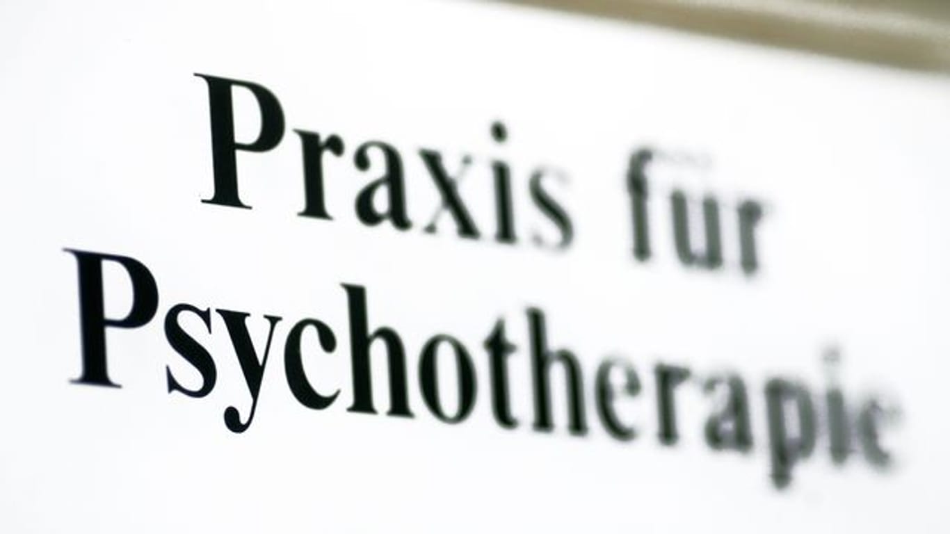 Ein Schild einer Praxis für Psychotherapie