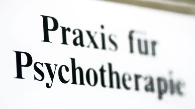 Ein Schild einer Praxis für Psychotherapie