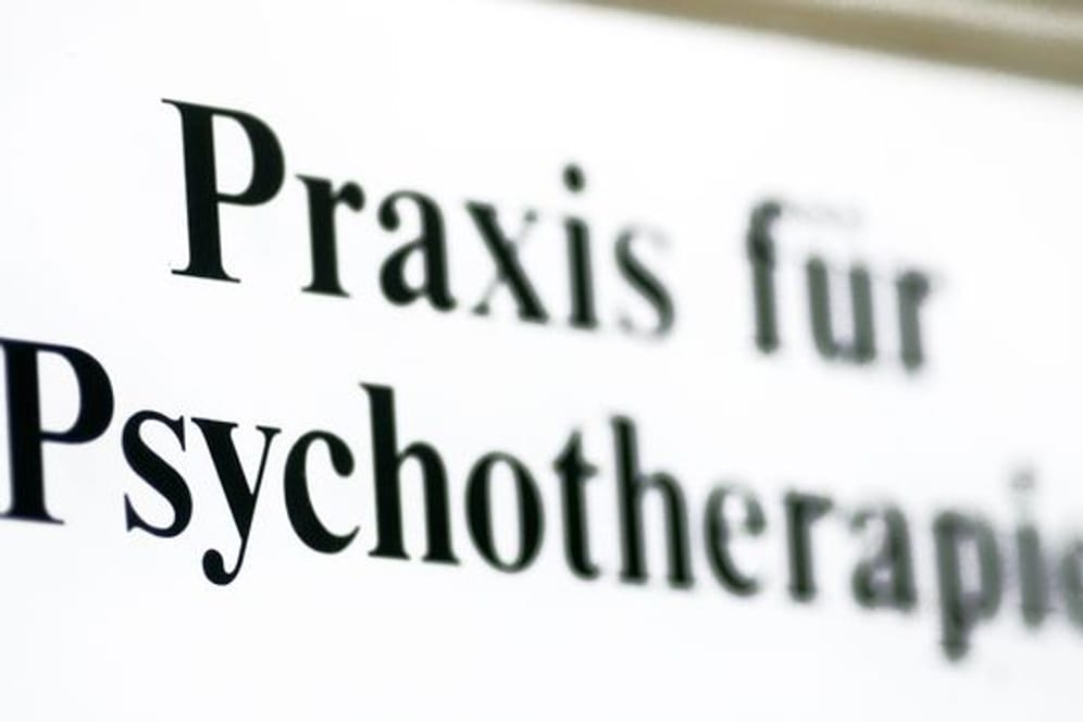 Ein Schild einer Praxis für Psychotherapie