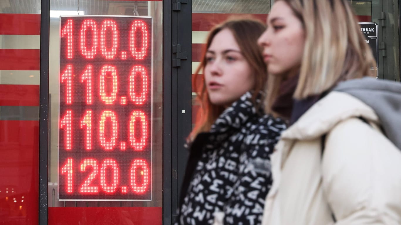 Zwei Russinnen vor einer Wechselstube: Russischen Banken ist es untersagt, ihren Kunden ausländische Devisen auszuzahlen oder umzutauschen.