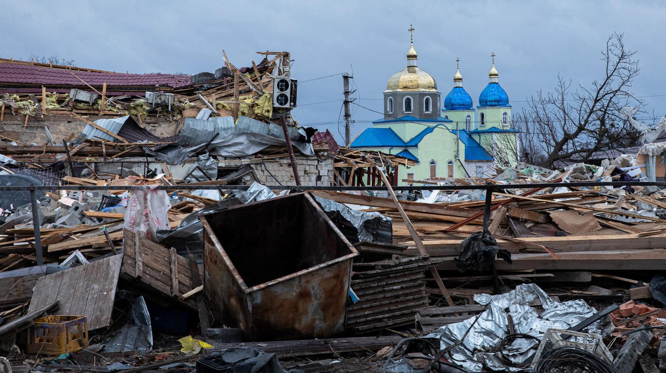 Zerstörungen in einem Vorort von Kiew: Russland hat angekündigt, die Kampfhandlungen rund um die ukrainische Hauptstadt zu reduzieren.
