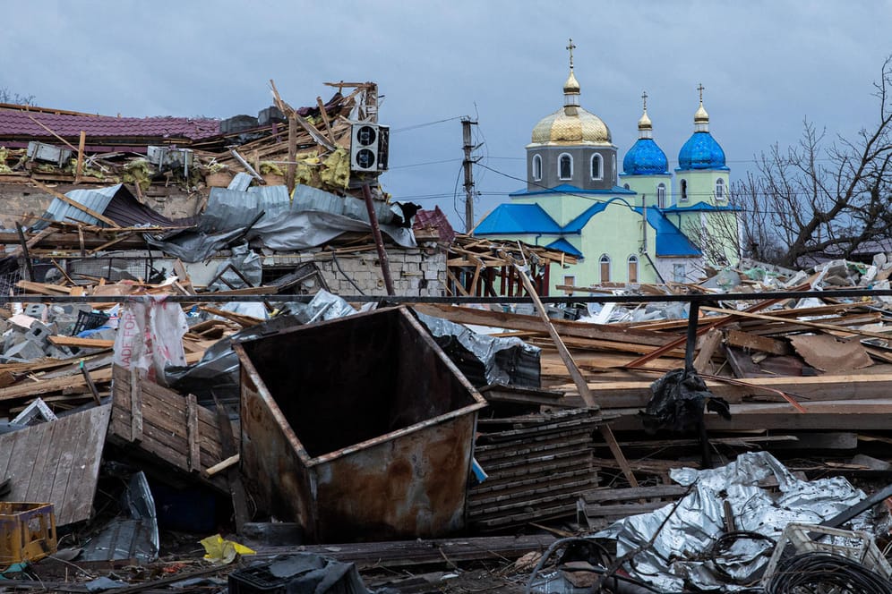 Zerstörungen in einem Vorort von Kiew: Russland hat angekündigt, die Kampfhandlungen rund um die ukrainische Hauptstadt zu reduzieren.