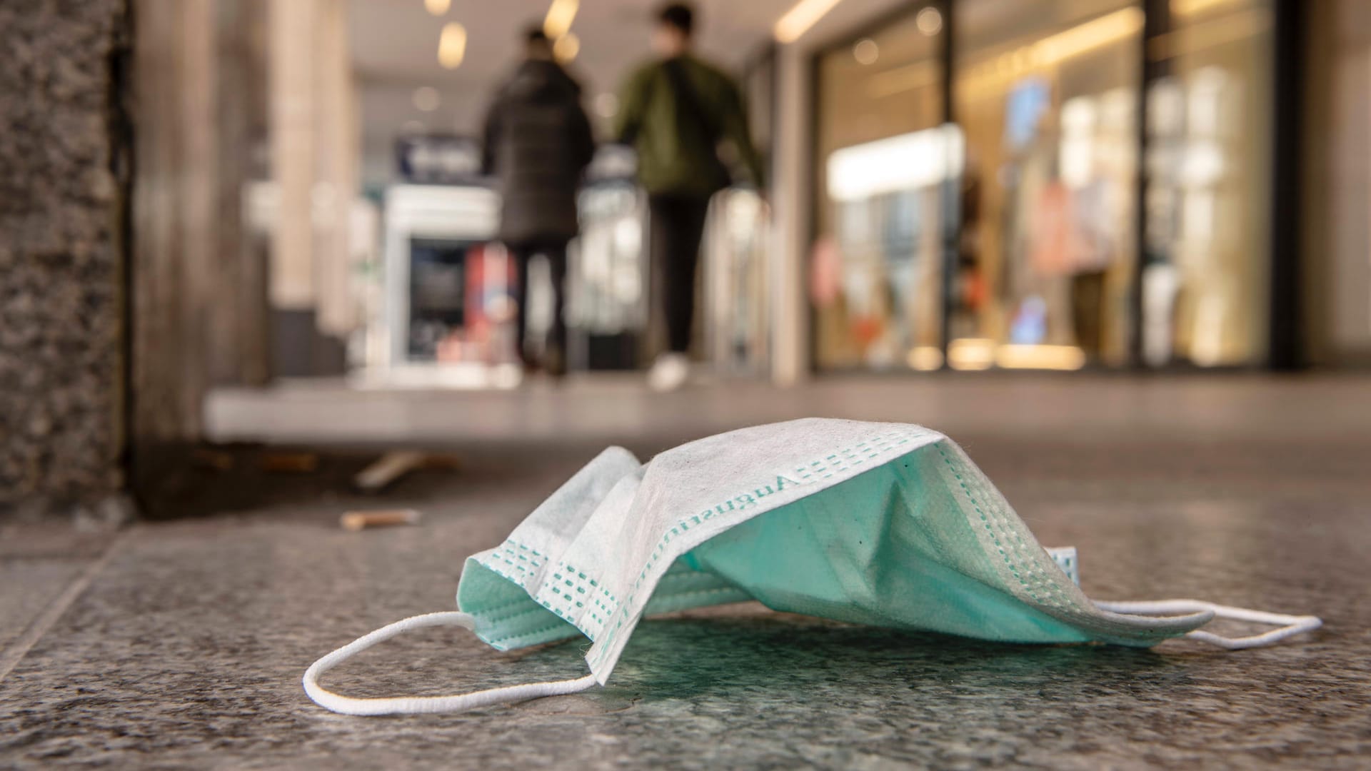 Weggeworfener Mundschutz auf dem Boden einer Fußgängerzone in München (Symbolbild): Gastronomen freuen sich über das Auslaufen der Corona-Regeln in Bayern. Weggeworfener Mundschutz auf dem Boden einer Fußgängerzone in München (Symbolbild): Gastronomen freuen sich über das Auslaufen der Corona-Regeln in Bayern.