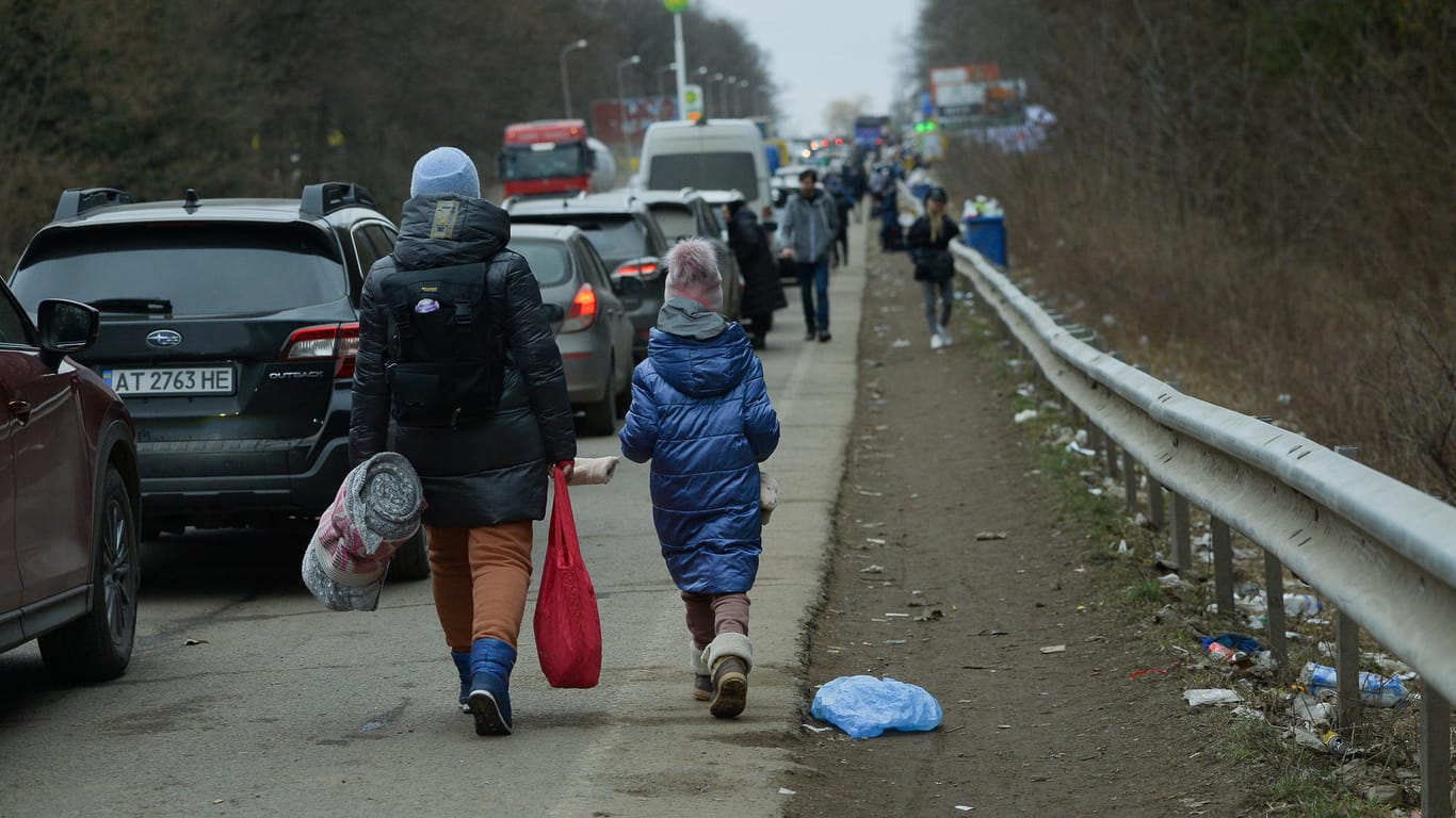 Menschen aus der Ukraine kurz vor der polnischen Grenze: Seit Wochen bringen Busse und Lastwagen Güter in das kriegsgebeutelte Land – und Geflüchtete nach draußen.