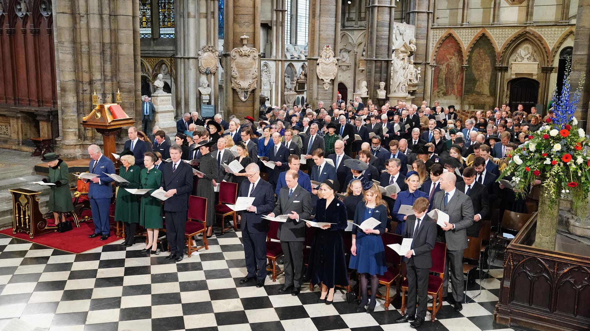 Die Royals in der Westminster Abbey: Die Queen steht ganz vorne links neben Prinz Charles, Prinz Andrew ist weiter rechts neben dem Gang zu sehen.