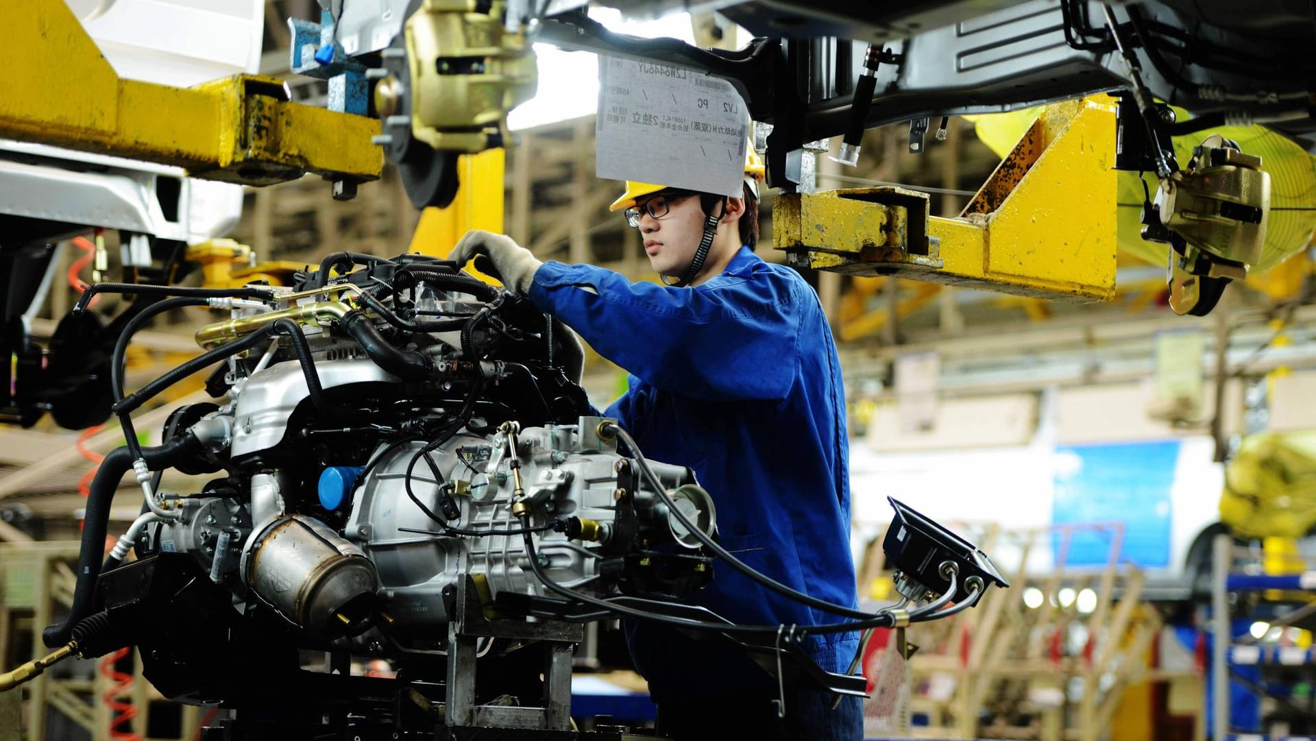 Ein Mitarbeiter von General Motors in China (Archivbild): Um trotz Corona-Lockdowns arbeiten zu können, müssen die Angestellten in der Firma übernachten.