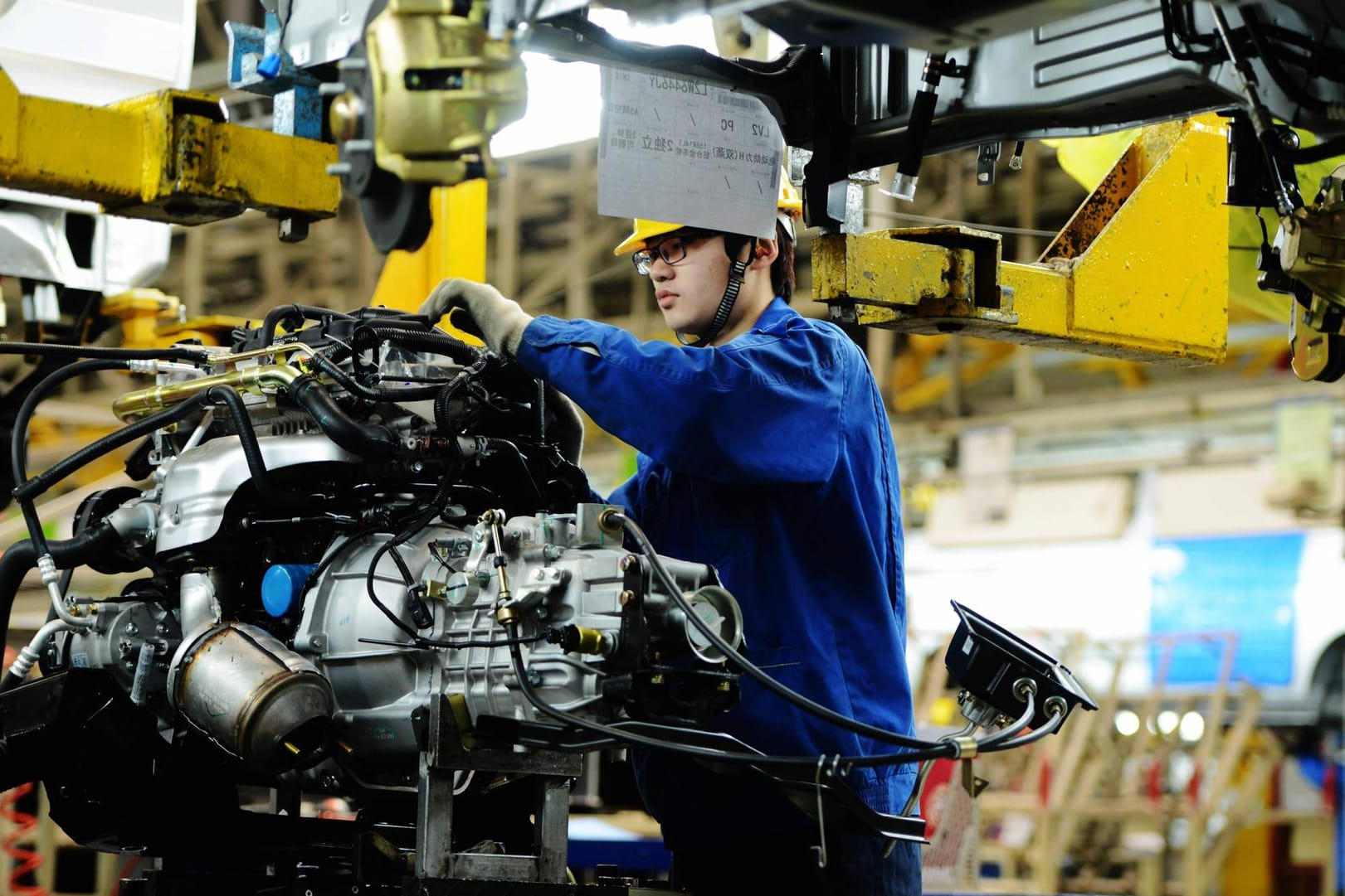 Ein Mitarbeiter von General Motors in China (Archivbild): Um trotz Corona-Lockdowns arbeiten zu können, müssen die Angestellten in der Firma übernachten.