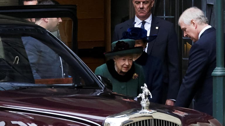 Nach dem Gottesdienst: Die Queen und Prinz Andrew fahren gemeinsam ab.