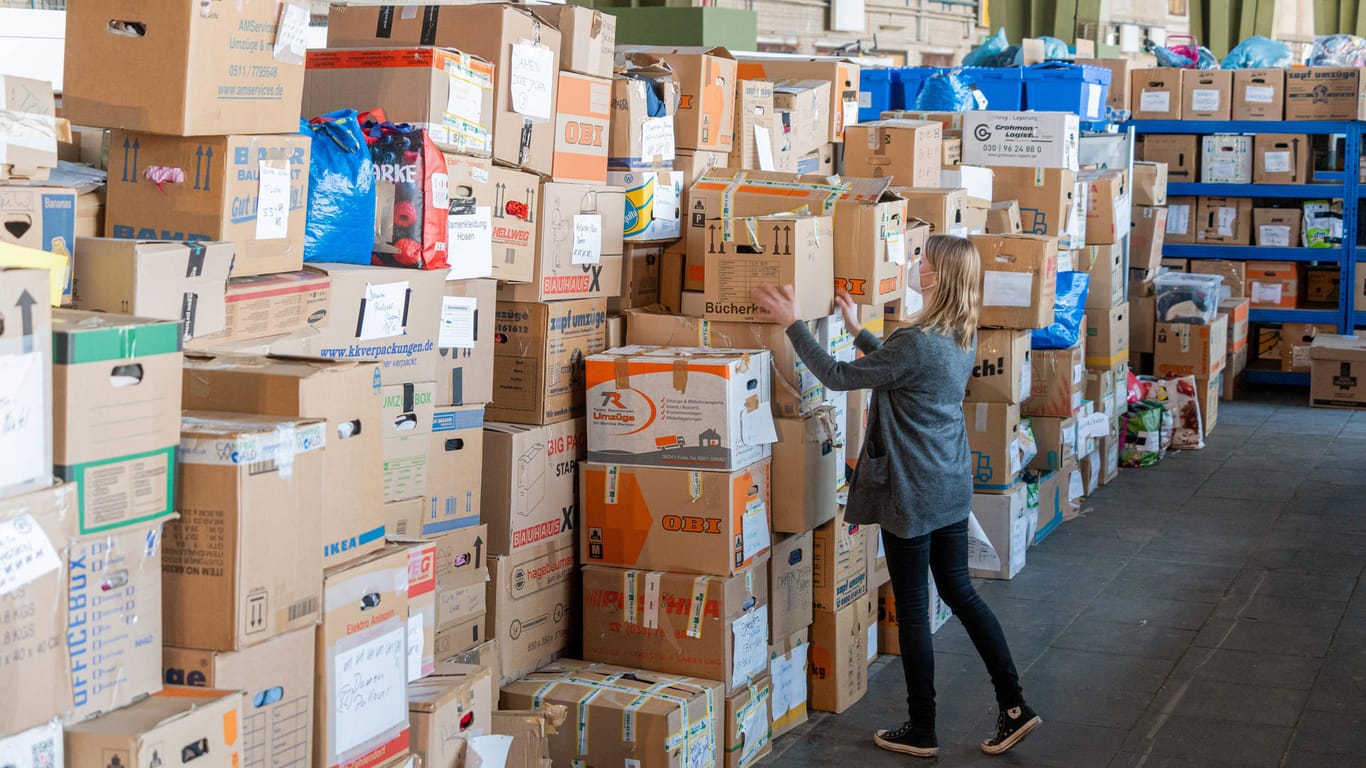 Hilfsgüter in einem Logistikzentrum in Berlin: Inzwischen stehen manche freiwilligen Helfer vor Problemen, wie sie die Ukraine-Hilfe aufrecht erhalten können.