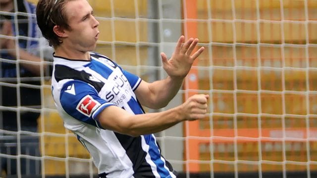 Patrick Wimmer feiert ein Tor für Arminia Bielefeld.