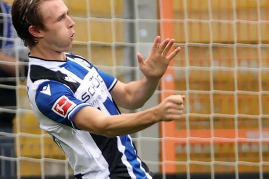 Patrick Wimmer feiert ein Tor für Arminia Bielefeld.