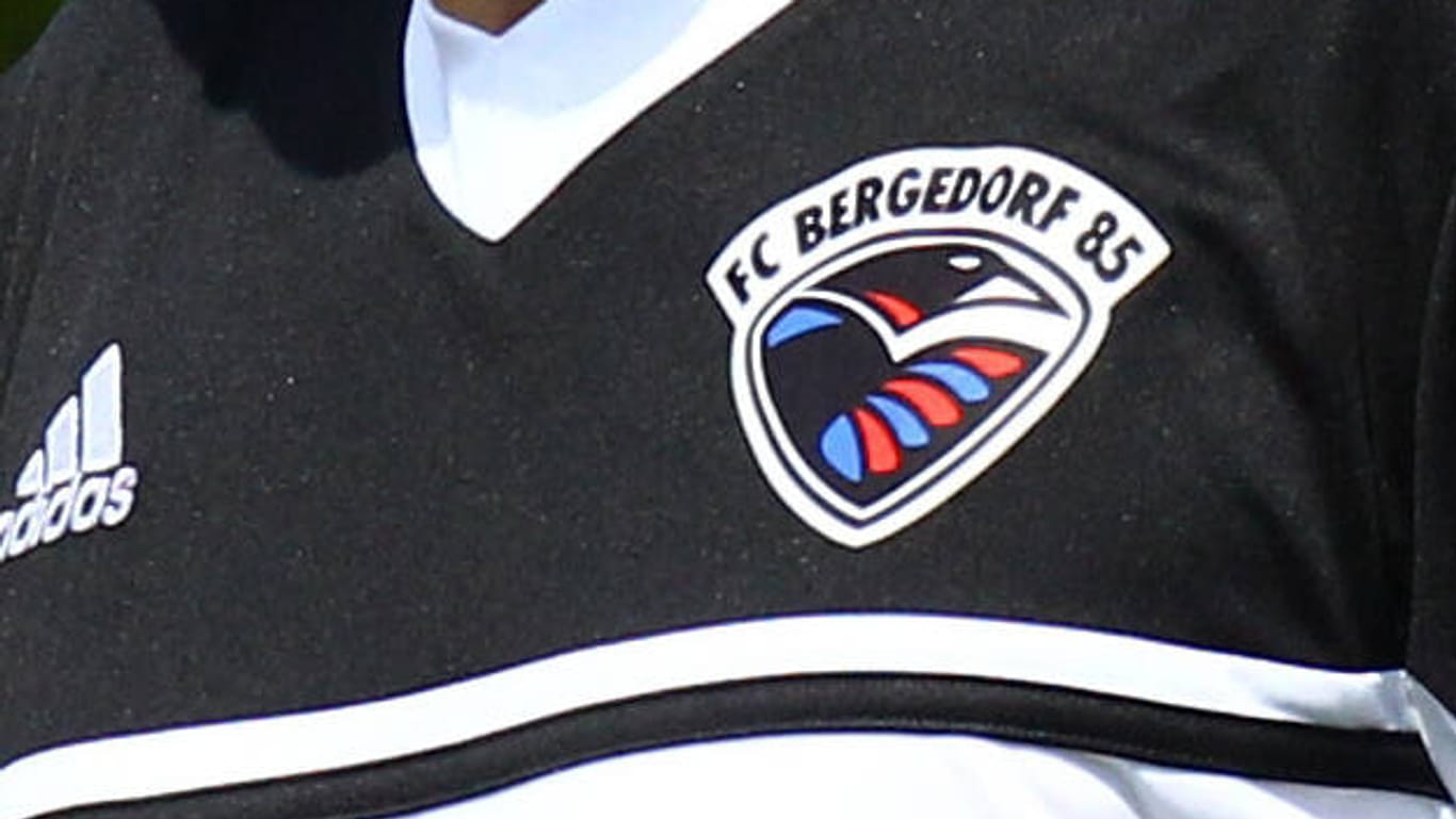 Das Logo des Vereins auf einem Trikot (Symbolbild): Sechs Menschen wurden bei der Schlägerei während des Spieles verletzt.